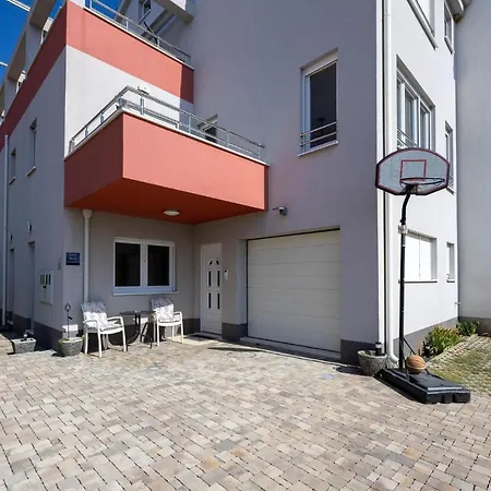 Apartmán Beautiful In With Kitchen Podstrana