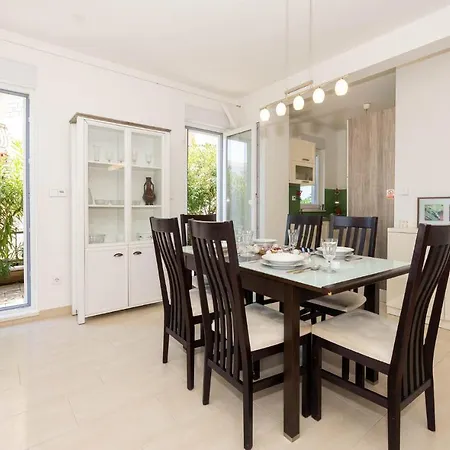 Apartmán Beautiful In With Kitchen Podstrana