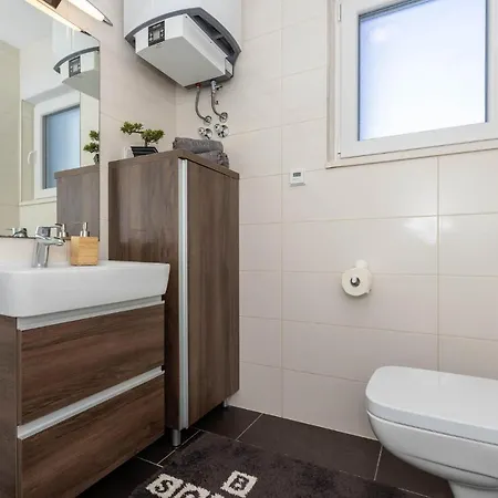 Apartmán Beautiful In With Kitchen Podstrana